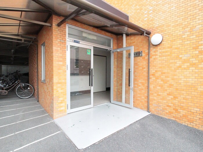 物件外観写真2　(エントランス部分)