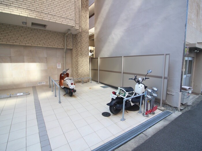 物件外観写真4　(バイク置き場)