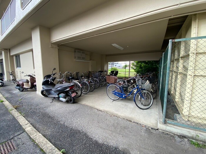 物件外観写真3　(駐輪場)