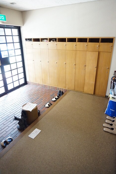 物件外観写真2　(エントランス部分)