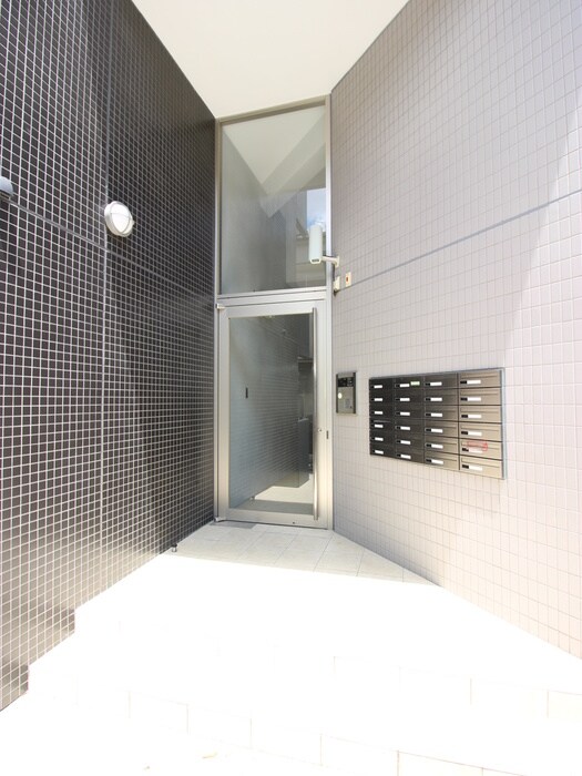 物件外観写真5　(エントランス部分)