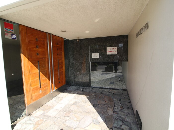 物件外観写真4　(エントランス部分)