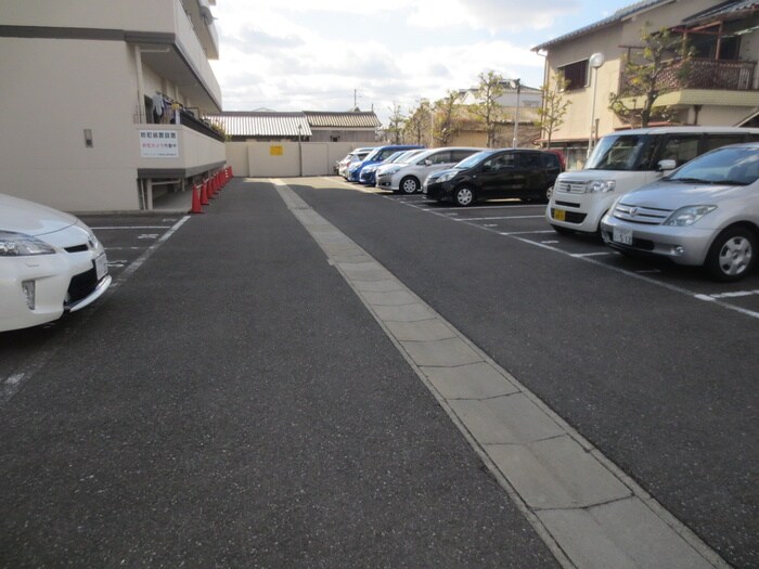 物件外観写真5　(駐車場)