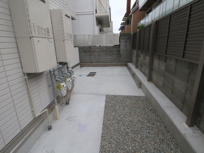 物件外観写真5　(バイク置き場)