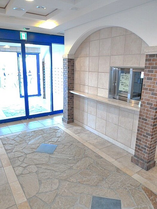 物件外観写真3　(エントランス部分)