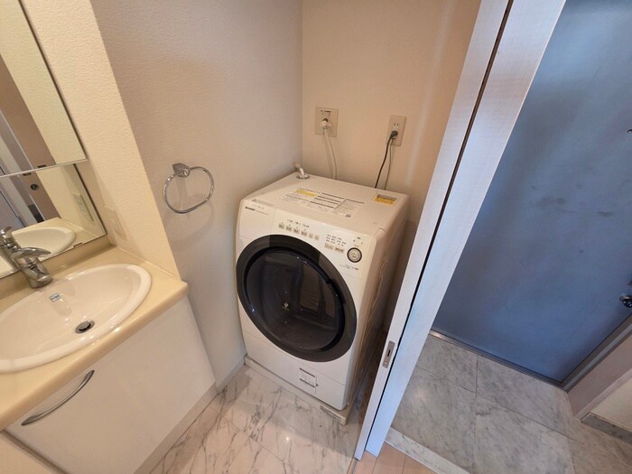 物件内観写真7　(洗濯機置場)