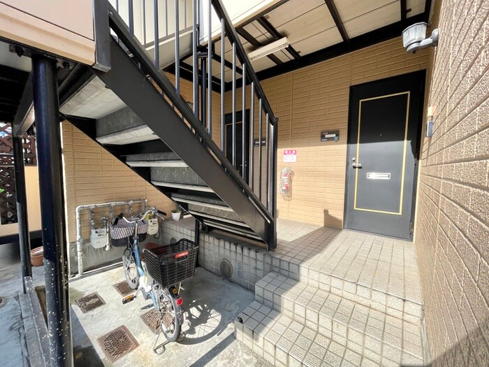 物件外観写真4　(エントランス部分)