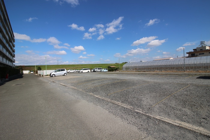 物件外観写真5　(駐車場)