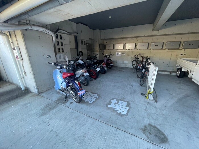 物件外観写真4　(駐輪場)