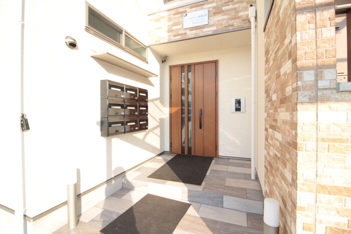 物件外観写真3　(エントランス部分)