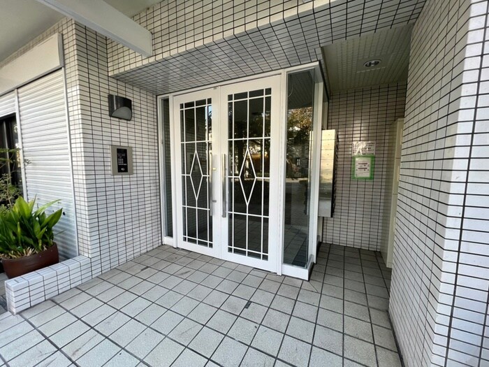 物件外観写真2　(エントランス部分)