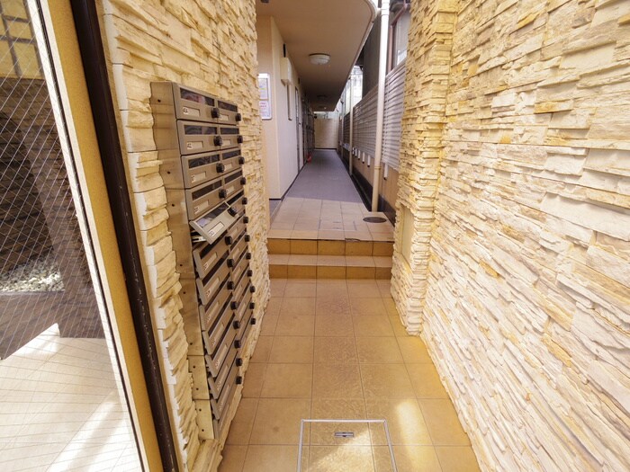 物件外観写真5　(エントランス部分)