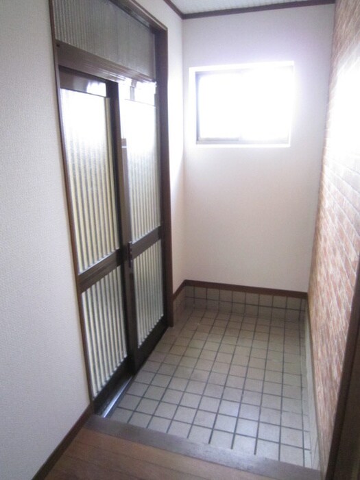 物件内観写真4　(玄関)