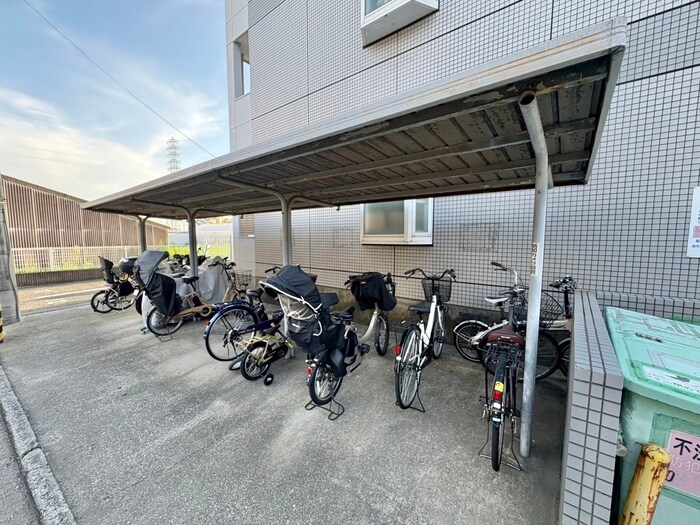 物件外観写真3　(駐輪場)
