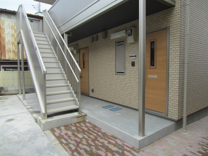 物件外観写真2　(エントランス部分)