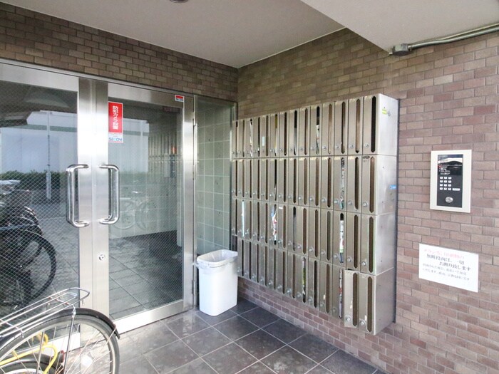 物件外観写真4　(エントランス部分)