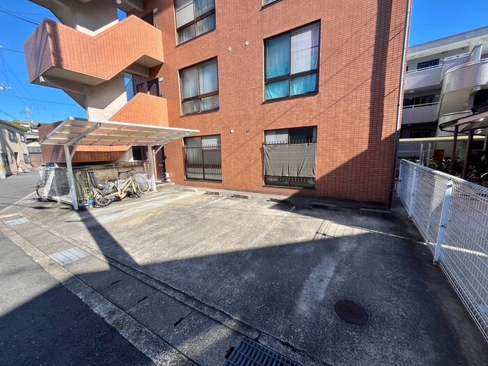 物件外観写真3　(駐車場)