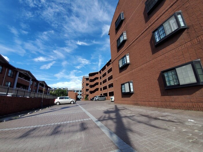 物件外観写真5　(駐車場)