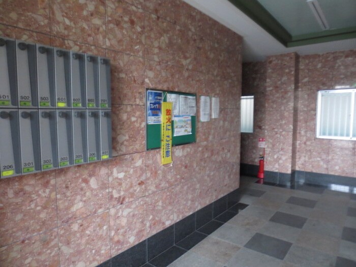 物件外観写真3　(エントランス部分)