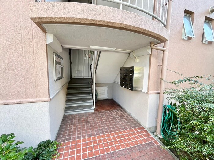 物件外観写真3　(エントランス部分)