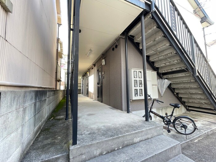 物件外観写真4　(エントランス部分)