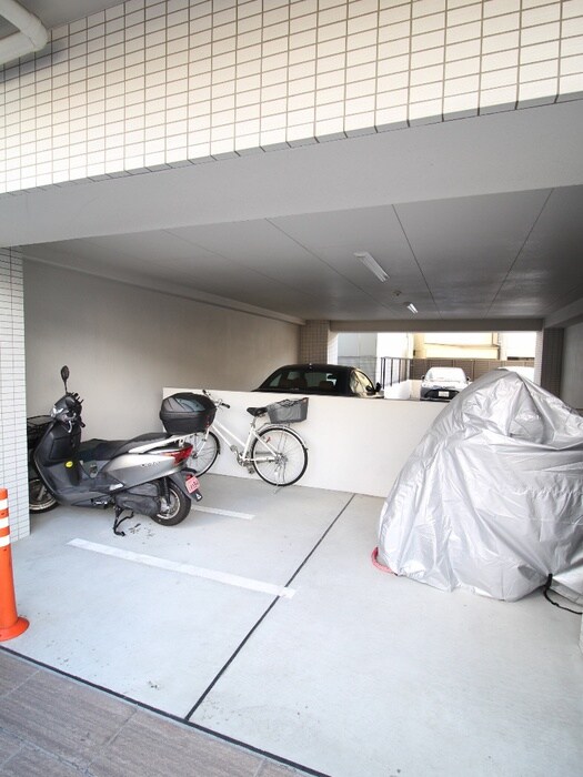 物件外観写真5　(バイク置き場)