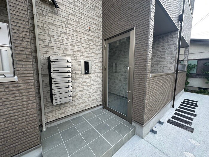 物件外観写真3　(エントランス部分)