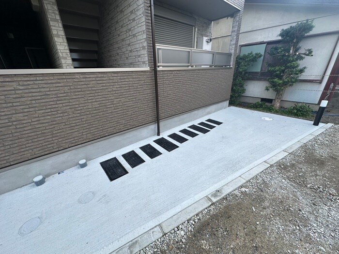 物件外観写真5　(バイク置き場)