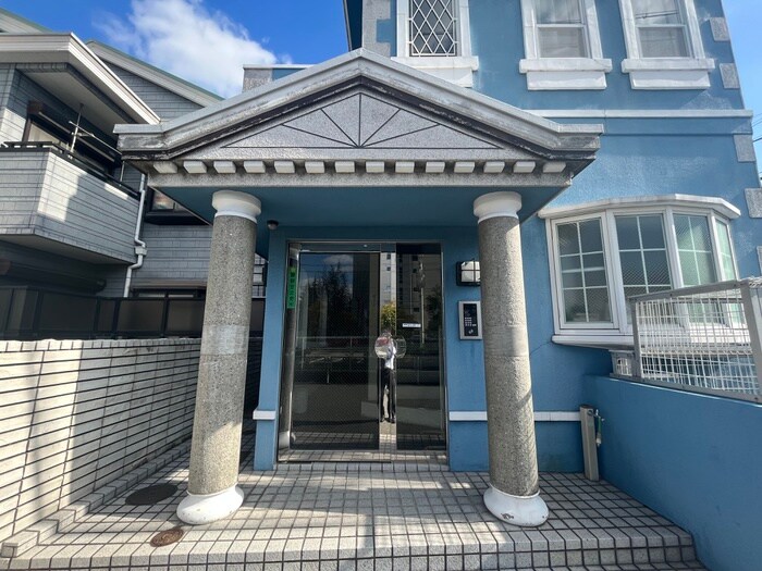 物件外観写真3　(エントランス部分)
