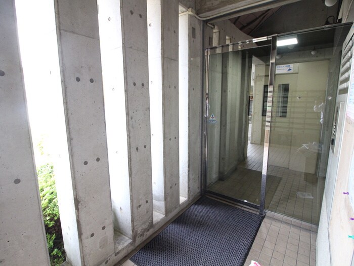 物件外観写真2　(エントランス部分)