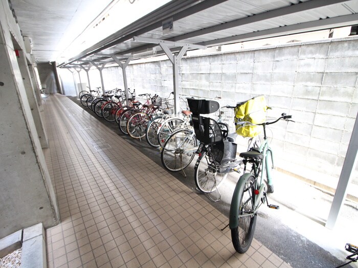 物件外観写真4　(駐輪場)