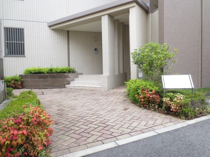 物件外観写真2　(エントランス部分)