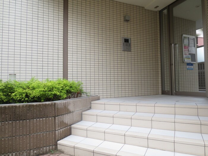 物件外観写真3　(エントランス部分)