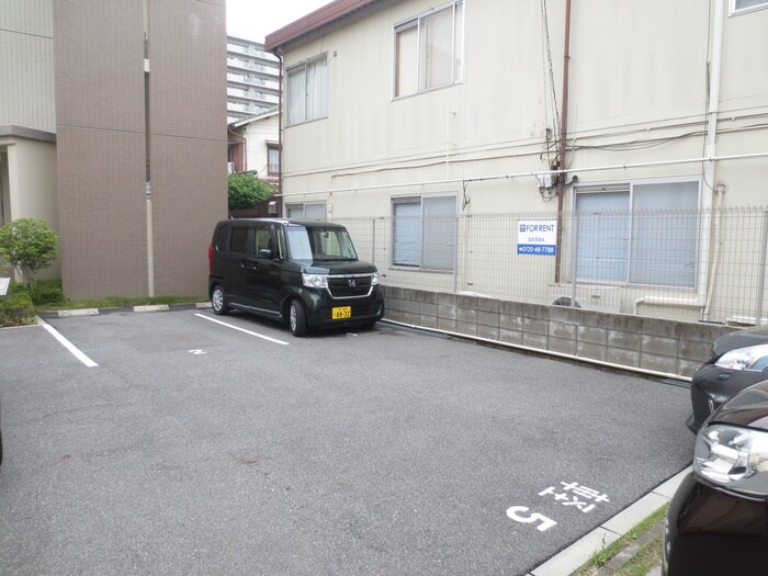 物件外観写真5　(駐車場)
