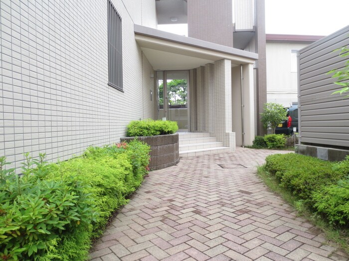 物件外観写真6　(エントランス部分)