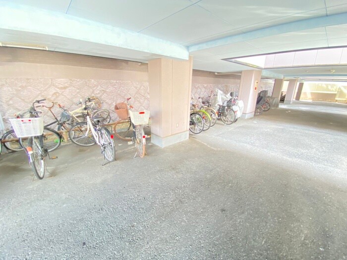 物件外観写真5　(駐輪場)