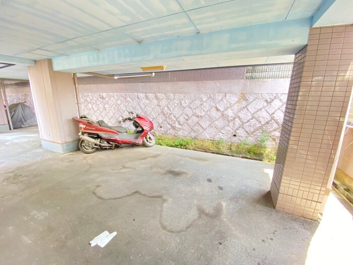 物件外観写真6　(バイク置き場)