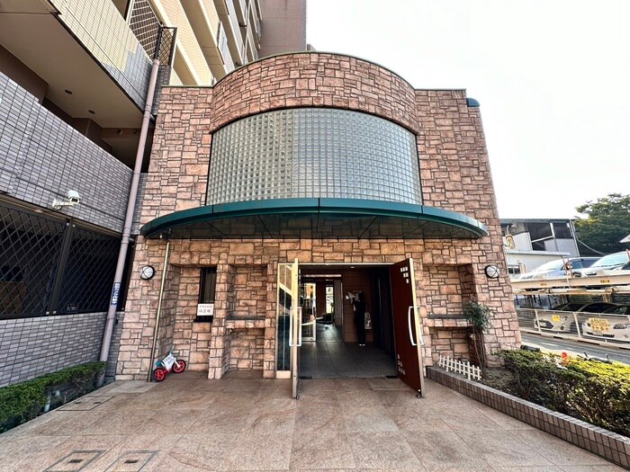物件外観写真2　(エントランス部分)