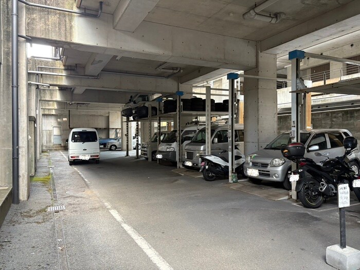 物件外観写真5　(駐車場)