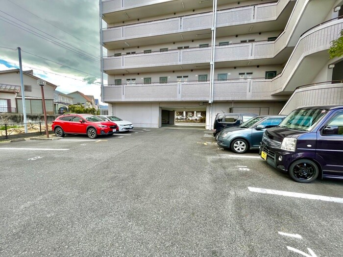 物件外観写真3　(駐車場)