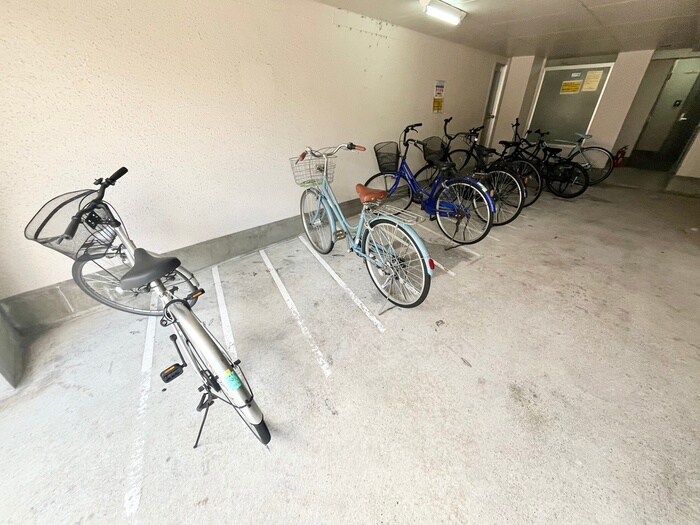 物件外観写真4　(駐輪場)