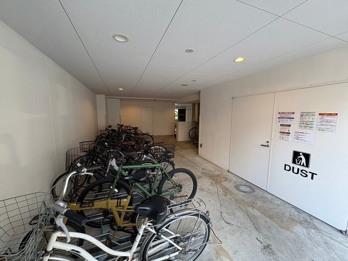 物件外観写真5　(駐輪場)