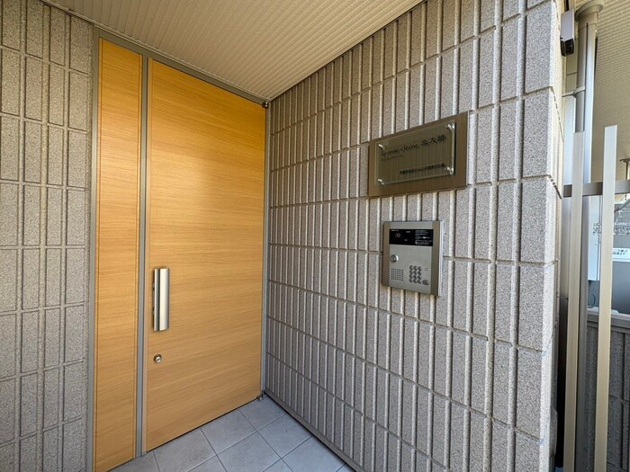 物件外観写真2　(エントランス部分)