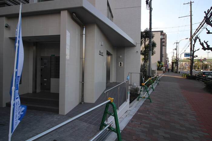 物件外観写真2　(エントランス部分)