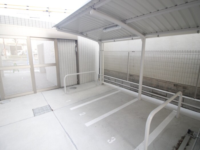 物件外観写真4　(バイク置き場)