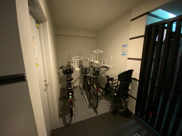 物件外観写真4　(駐輪場)