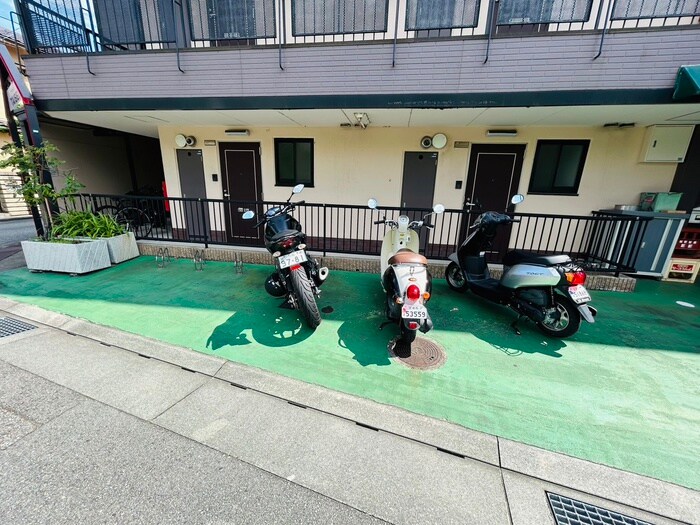 物件外観写真3　(バイク置き場)