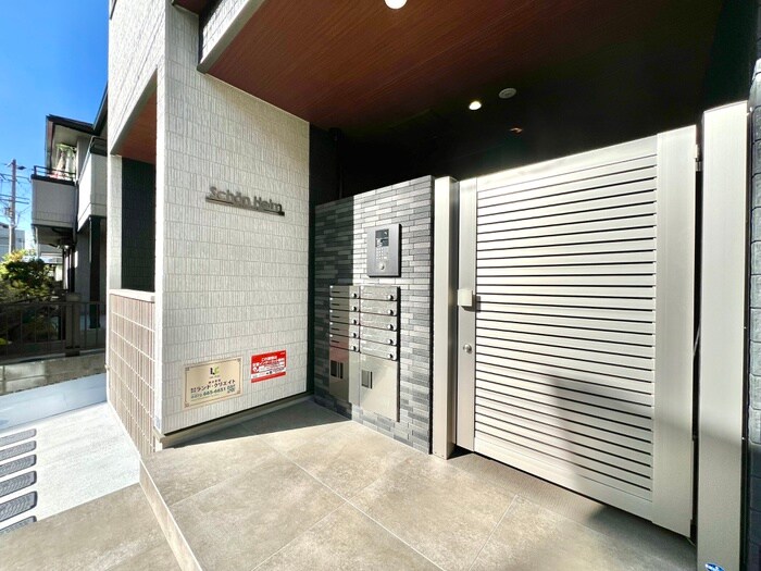 物件外観写真3　(エントランス部分)