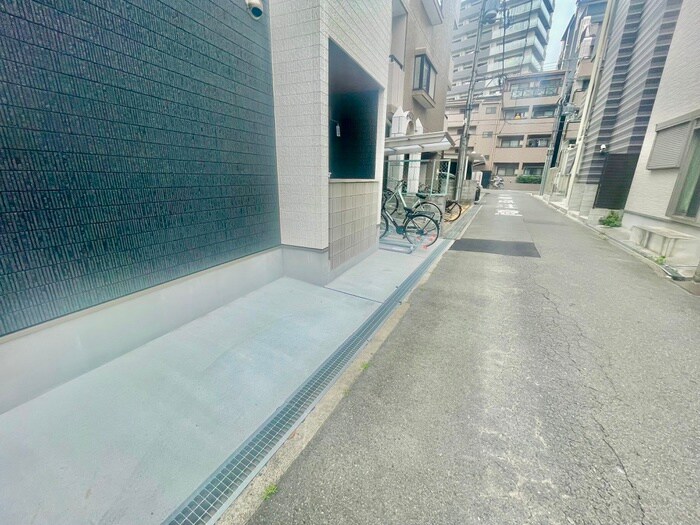 物件外観写真4　(バイク置き場)