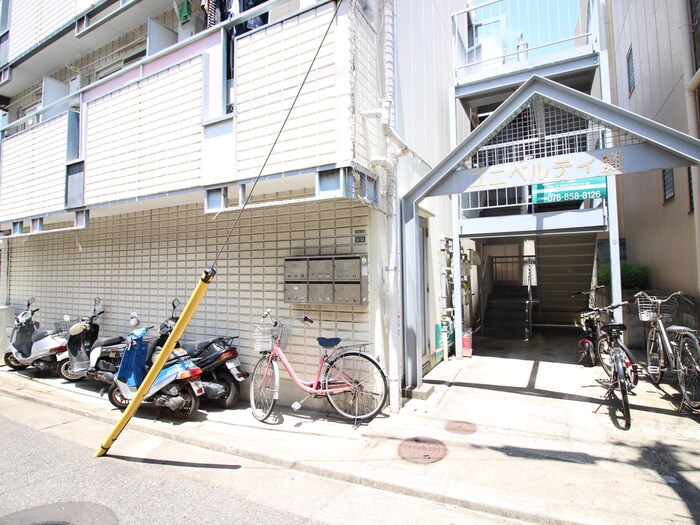 物件外観写真4　(エントランス部分)